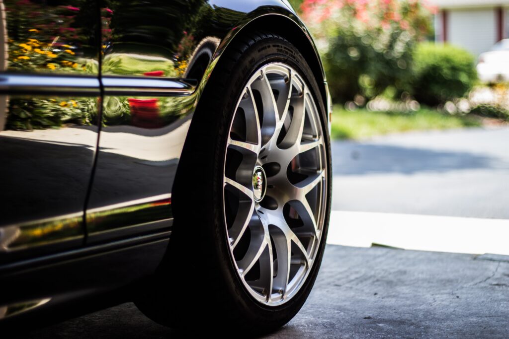 Is It Possible To Inflate A Tire Without A Pressure Gauge Using A Portable Tire Compressor?